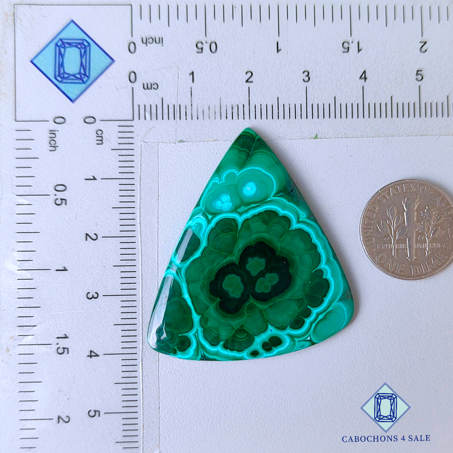 Cabujones triangulares de malaquita