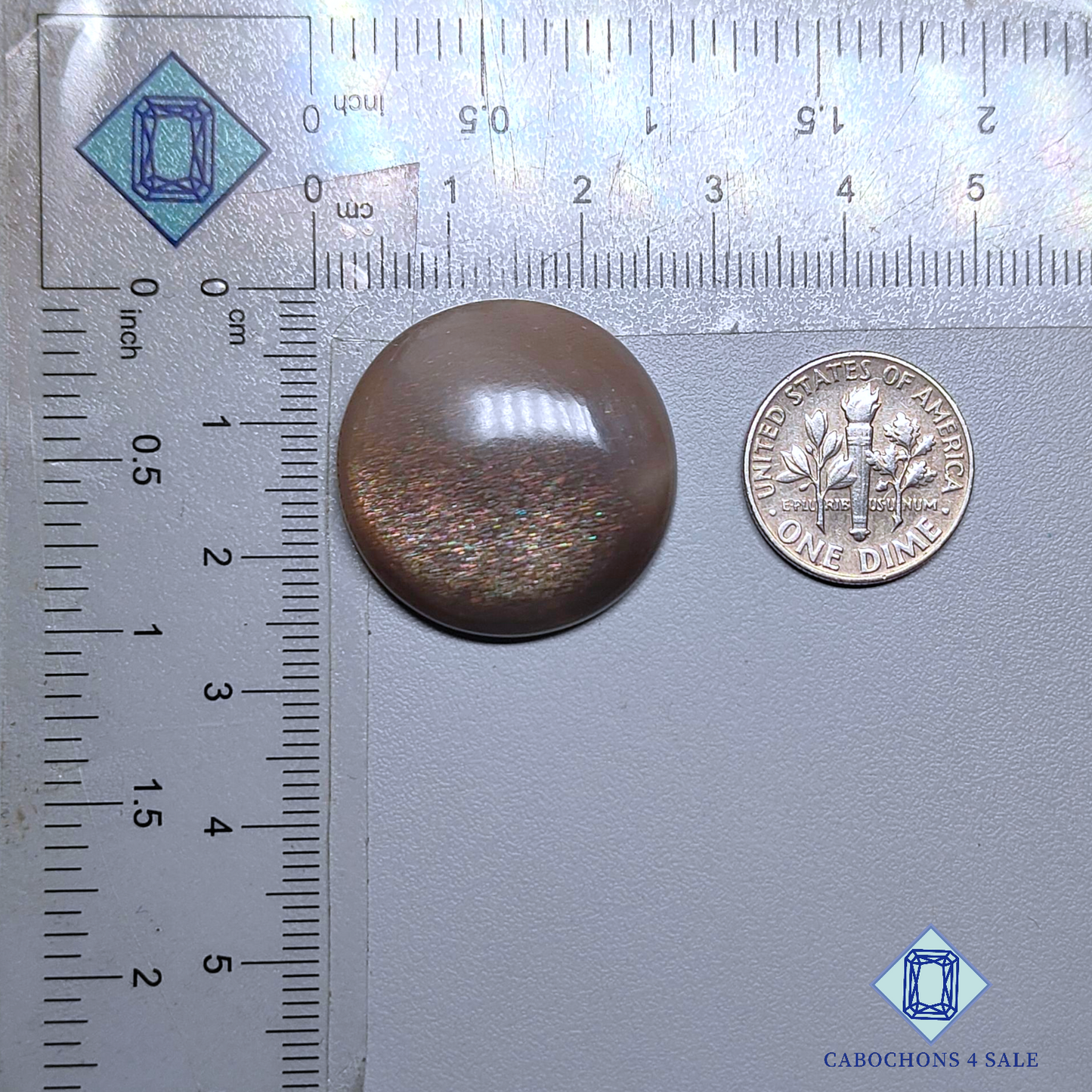 Cabujones redondos de piedra solar con enrejado arcoíris de lluvia de meteoritos