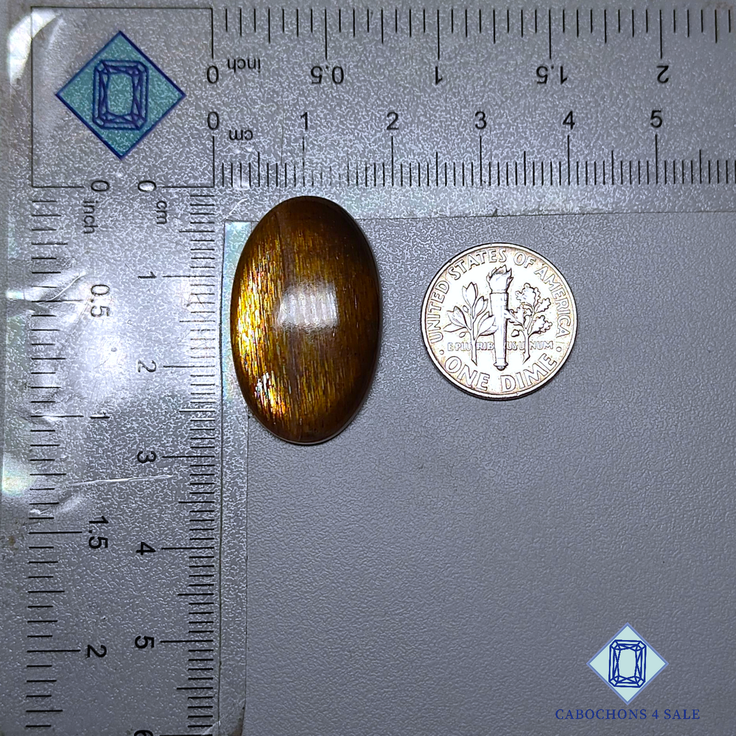 Cabujones ovalados de piedra solar con enrejado arcoíris de lluvia de meteoritos