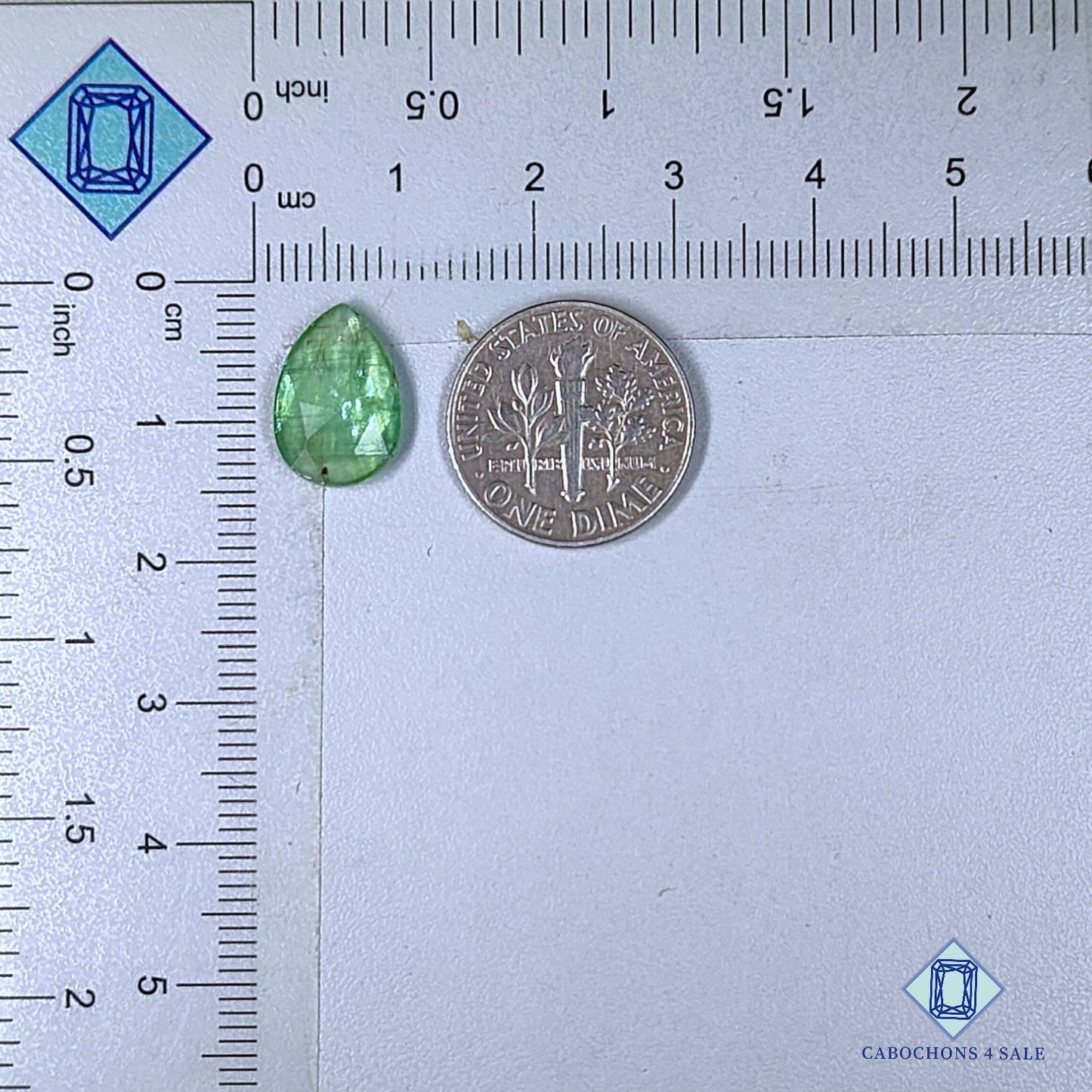 Piedra preciosa de cianita menta natural de corte rosa pera de 13 x 9 x 3 mm procedente de Brasil, disponible para la venta.