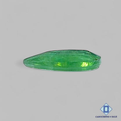 Piedra preciosa de cianita menta natural de corte rosa pera de 13 x 9 x 3 mm procedente de Brasil, disponible para la venta.