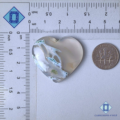 Tallas de corazón de piedra preciosa de ágata musgosa natural de 31 x 34 x 6 mm, procedentes de Brasil, disponibles para la venta.