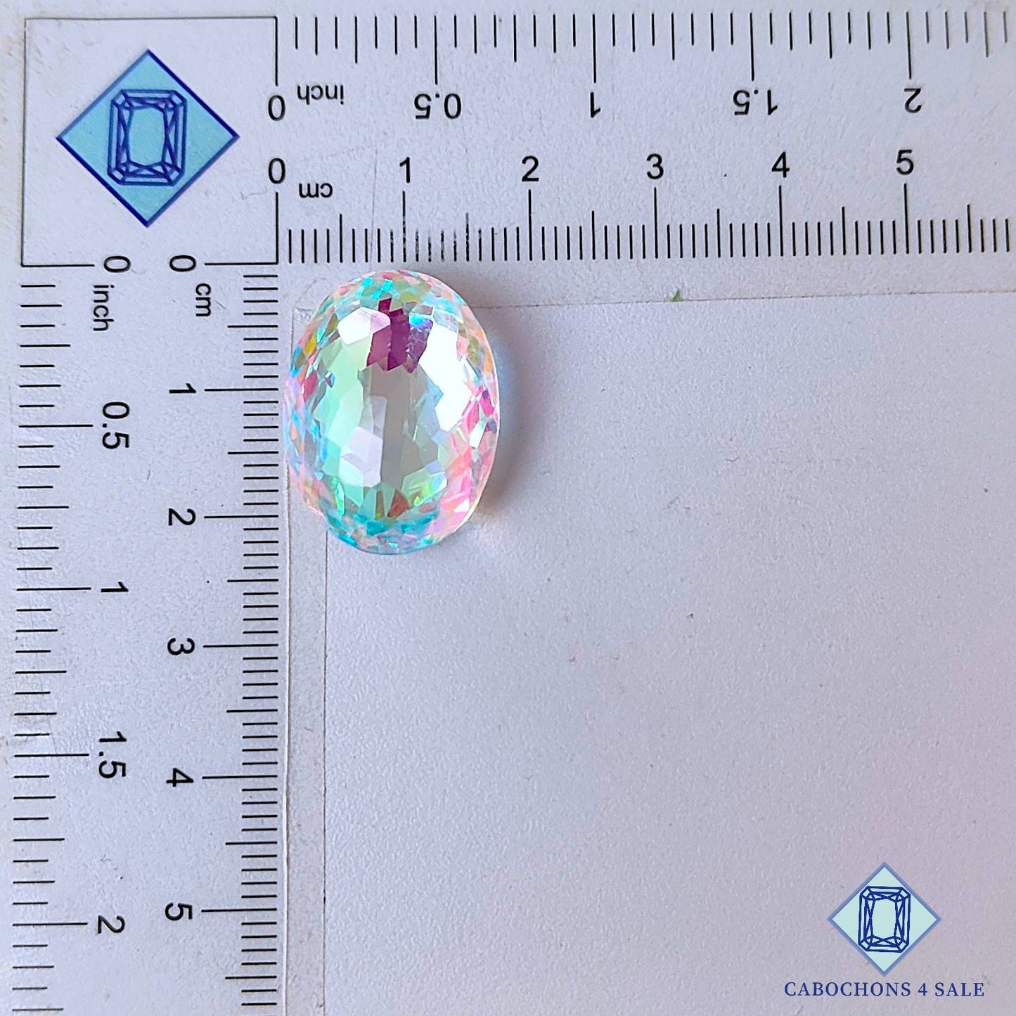 Piedra preciosa de vidrio místico de corte facetado ovalado de 22 x 16 x 9 mm disponible para la venta