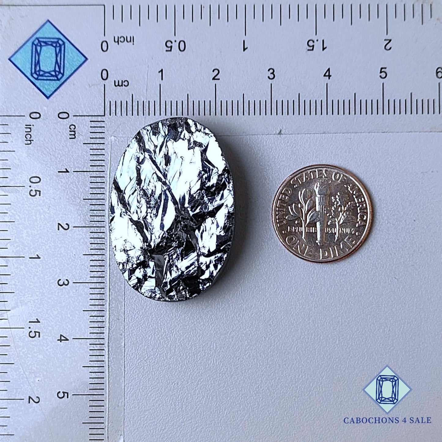 Piedra preciosa shungita natural ovalada drusa de 32 x 22 x 7 mm procedente de Rusia, disponible para la venta.