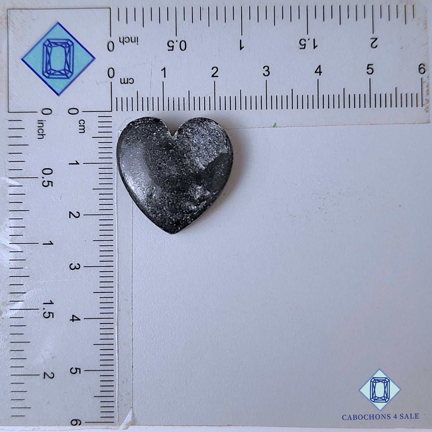 Tallas de corazón de piedra preciosa de mica de plata natural de 22 x 22 x 5 mm de la India, disponibles para la venta.