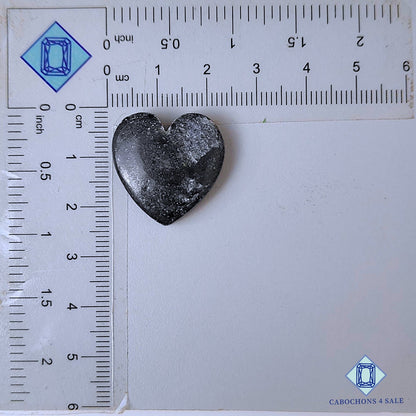 Tallas de corazón de piedra preciosa de mica de plata natural de 22 x 22 x 5 mm de la India, disponibles para la venta.